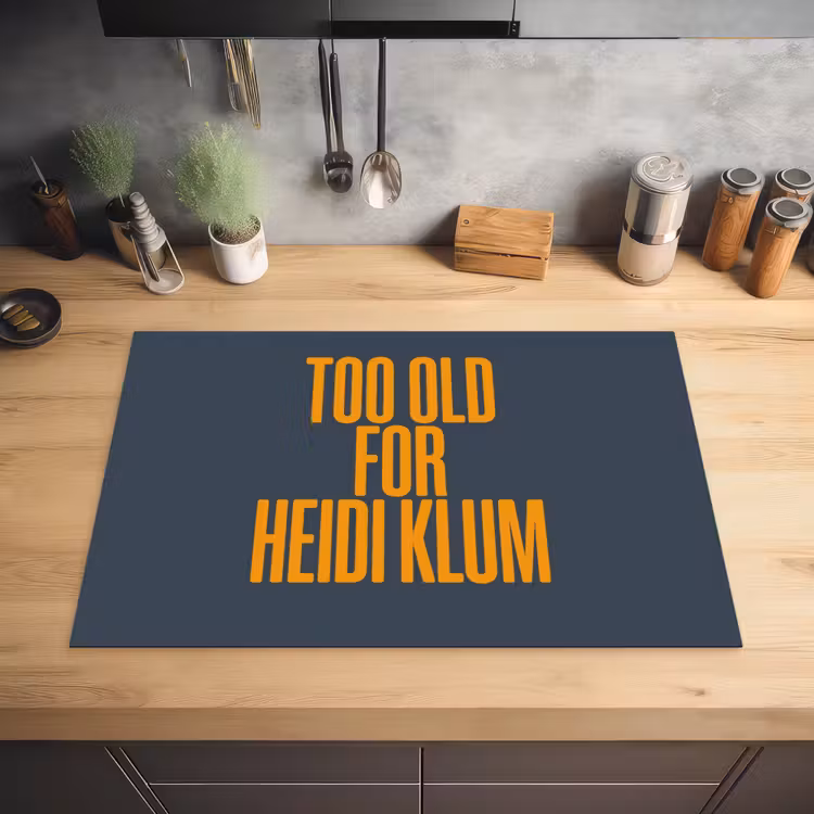 Too old for heidi klum - Geel - Blauw Inductie beschermer vinyl 3mm klein -sfeer5