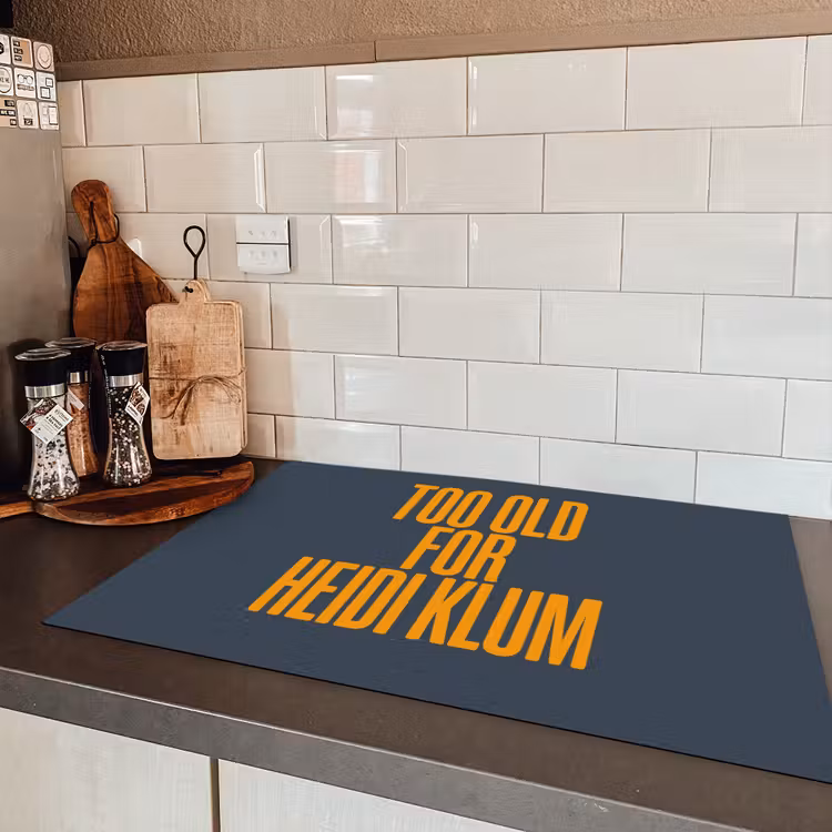 Too old for heidi klum - Geel - Blauw Inductie beschermer vinyl 3mm klein -sfeer3