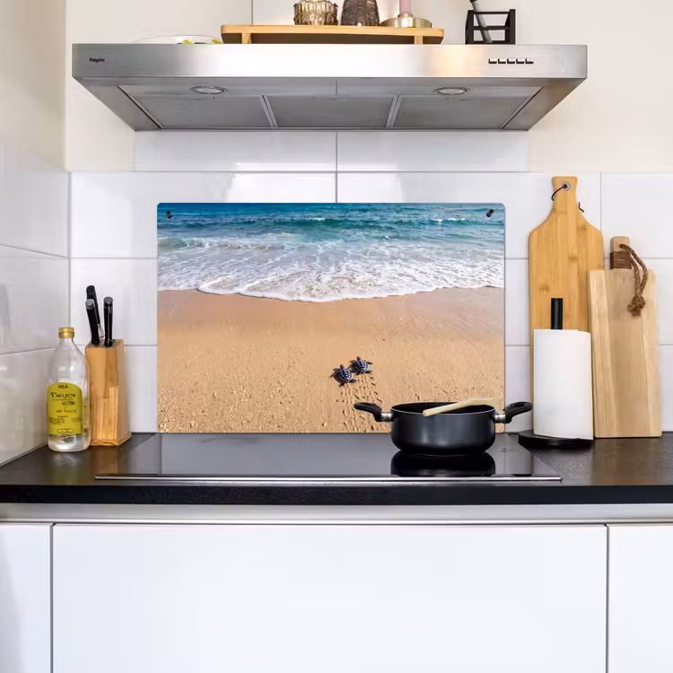 Schildpad - Jong - Strand - Oceaan - Blauw Inductie beschemer met haakjes klein -sfeer2