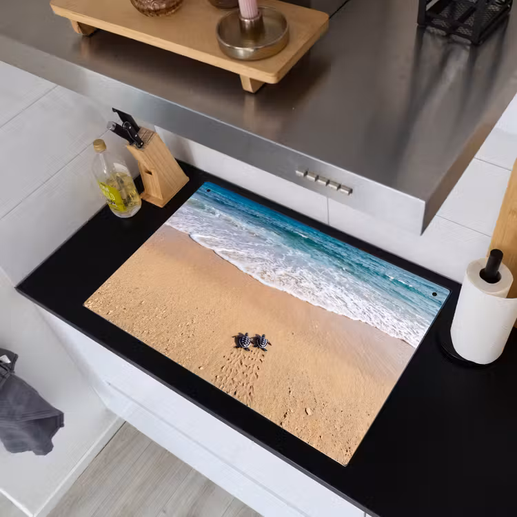 Schildpad - Jong - Strand - Oceaan - Blauw Inductie beschemer met haakjes klein -sfeer1