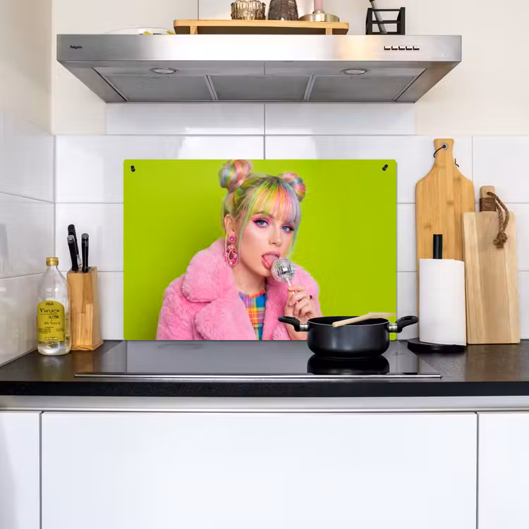 Vrouw - Kleurrijk haar - Pop art - Modern - Levendig Inductie beschemer met haakjes klein -sfeer2