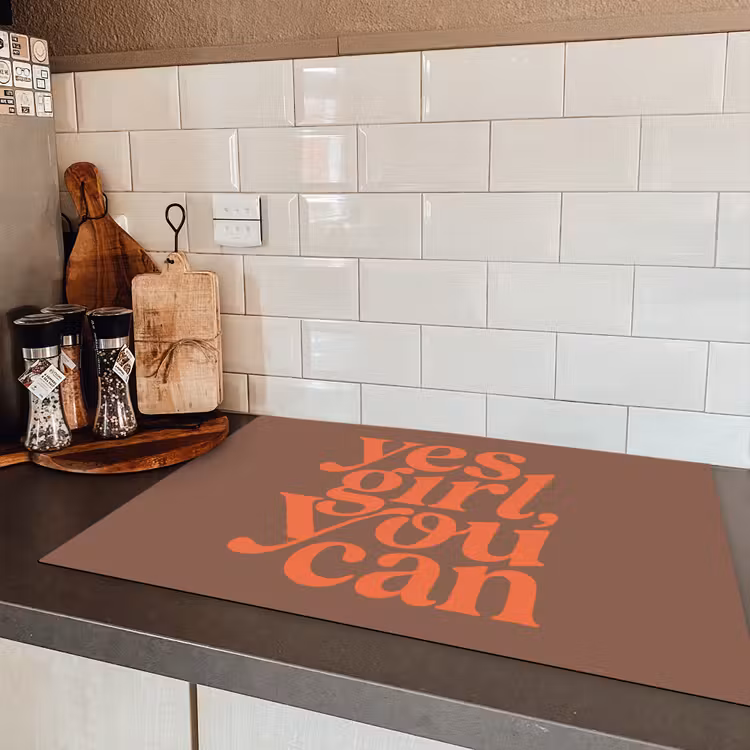 Yes girl you can - Oranje - Bruin Inductie beschermer vinyl 3mm klein -sfeer3