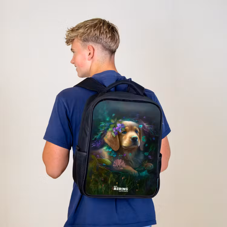 Bruine hond tussen de bloemen Rugzak - Zwart middel -sfeer8