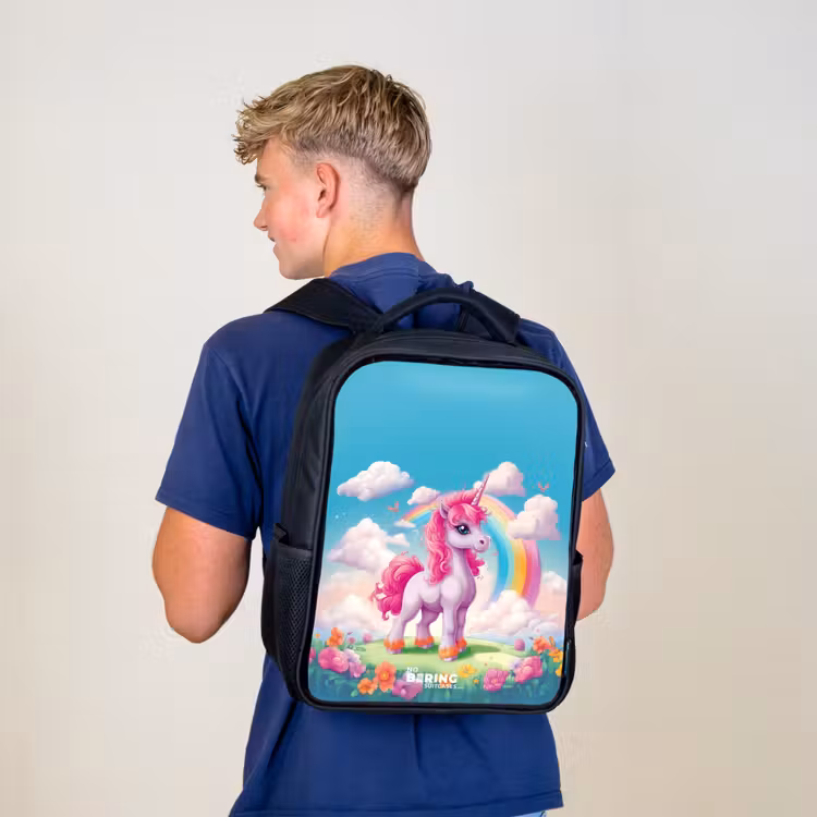 Vrolijke eenhoorn bij een regenboog Rugzak - Zwart middel -sfeer8