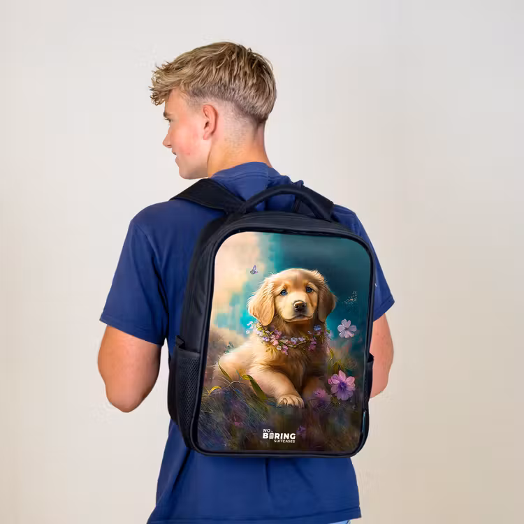 Goudkleurige puppy in het gras Rugzak - Zwart middel -sfeer8