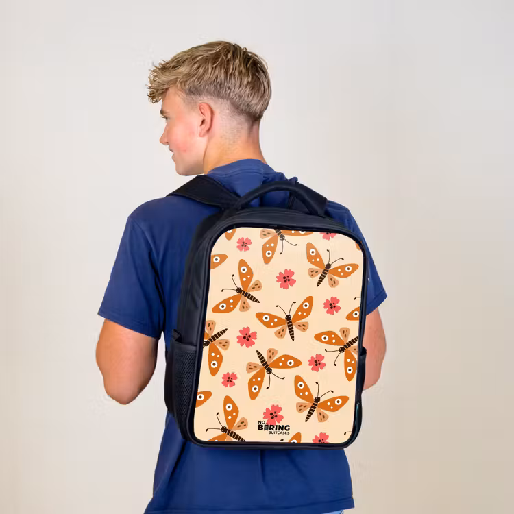 Oranje vlinders en roze bloemen op beige achtergrond Rugzak - Zwart middel -sfeer8