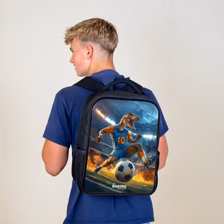 T-Rex als voetballer in vol stadion Rugzak - Zwart middel -sfeer8
