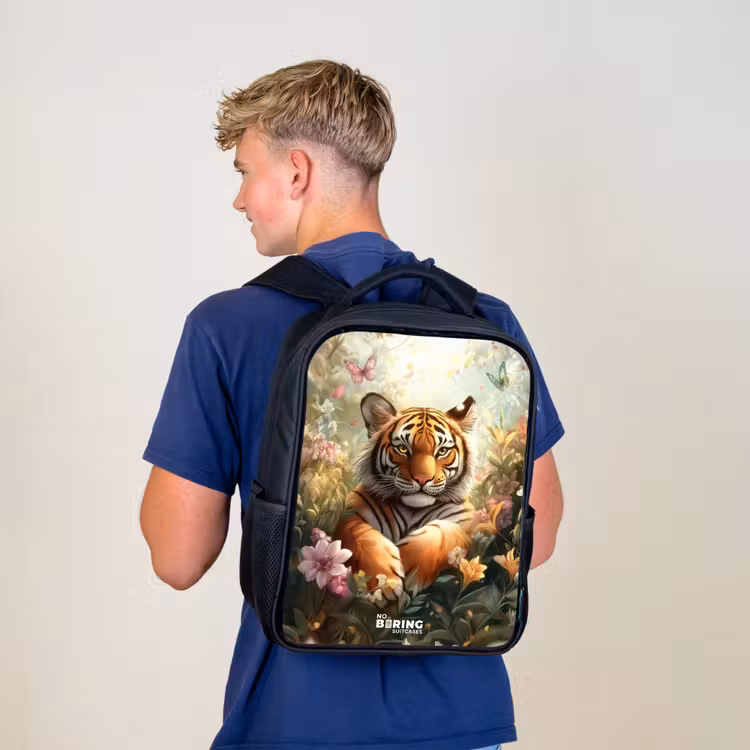 Tijger in bloemenveld met vlinders en zonlicht Rugzak - Zwart middel -sfeer8
