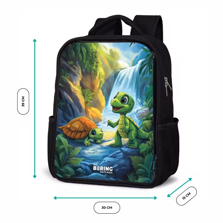 Schildpad en dino bij waterval in tropisch bos Rugzak - Zwart middel -productfoto_formaten