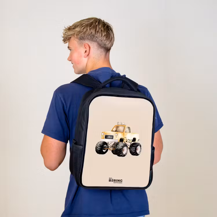 Gele monstertruck op een beige achtergrond Rugzak - Zwart middel -sfeer8