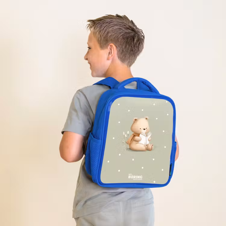Een bruine beer die een boek leest - Groen Kinderrugzak - Blauw middel -sfeer2