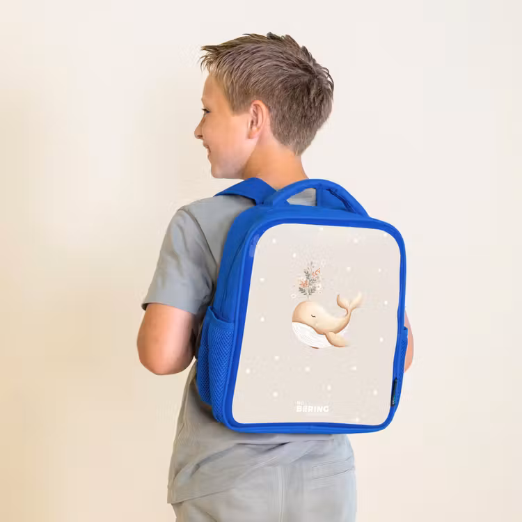 Beige walvis in bloemenzee Kinderrugzak - Blauw middel -sfeer2