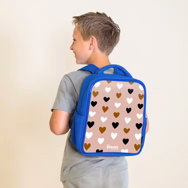 Zwart, wit en bruin hartjespatroon op oudroze achtergrond Kinderrugzak - Blauw middel -sfeer2