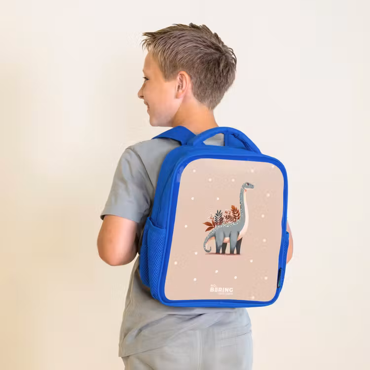 Blauwe dinosaurus op een beige stippenachtergrond Kinderrugzak - Blauw middel -sfeer2