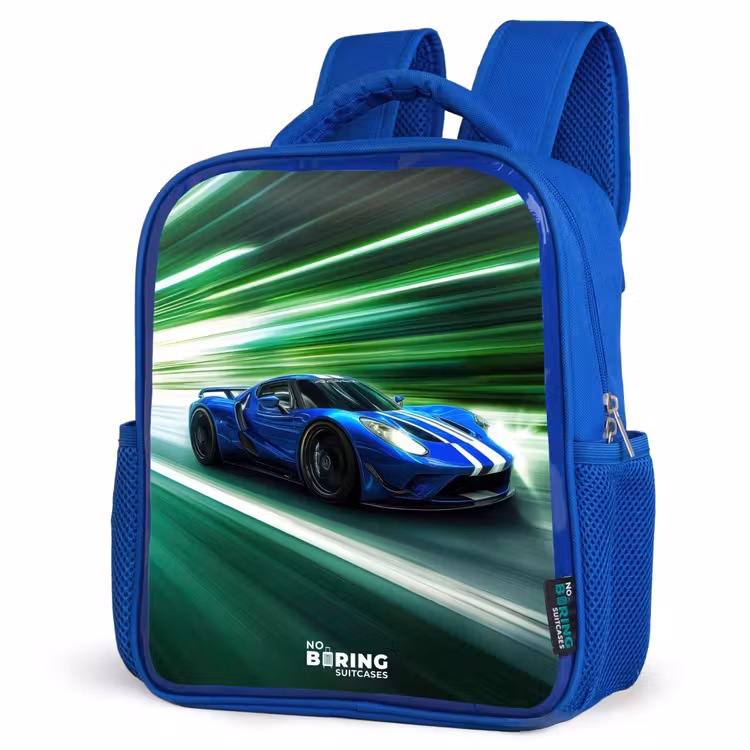 Blauwe raceauto met strepen in groene tunnel Kinderrugzak - Blauw middel -schuin