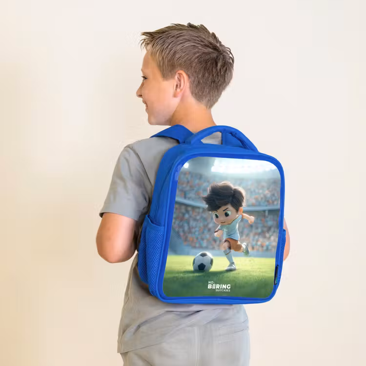 Jongen - Voetbal - Stadion - Zonlicht Kinderrugzak - Blauw middel -sfeer2