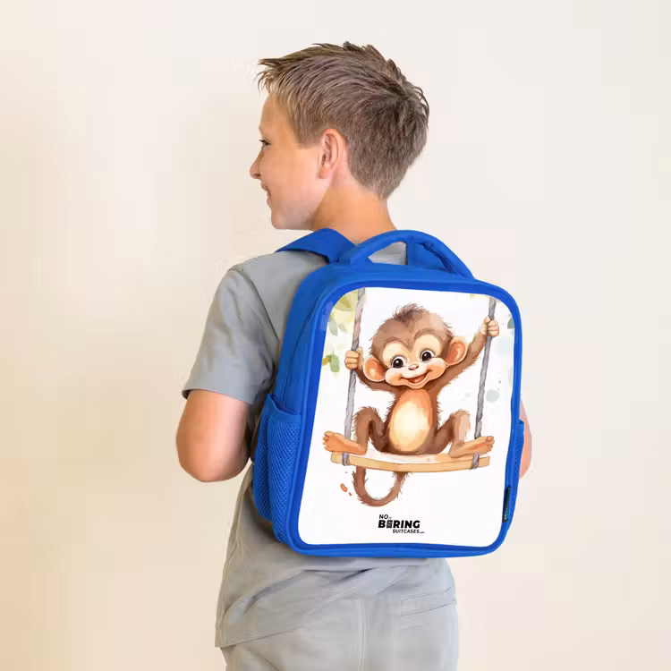 Vrolijk aapje op een schommel illustratie Kinderrugzak - Blauw middel -sfeer2