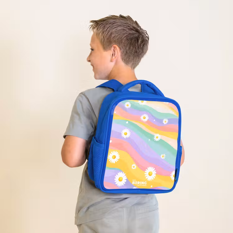 Madeliefjes op regenboogachtergrond Kinderrugzak - Blauw middel -sfeer2
