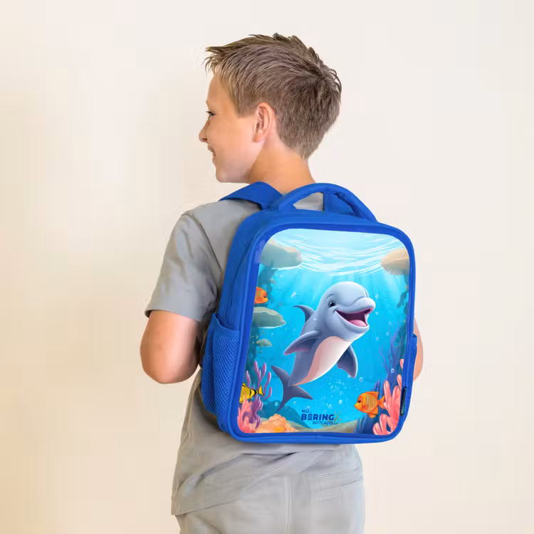 Vrolijke dolfijn tussen de koralen Kinderrugzak - Blauw middel -sfeer2