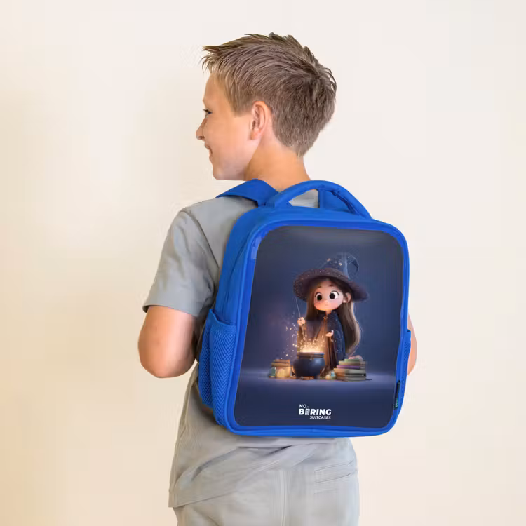 Betoverend meisje met ketel Kinderrugzak - Blauw middel -sfeer2