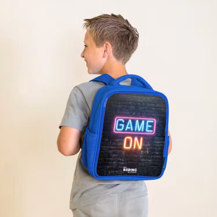 Game - Letters - Neon Kinderrugzak - Blauw middel -sfeer2