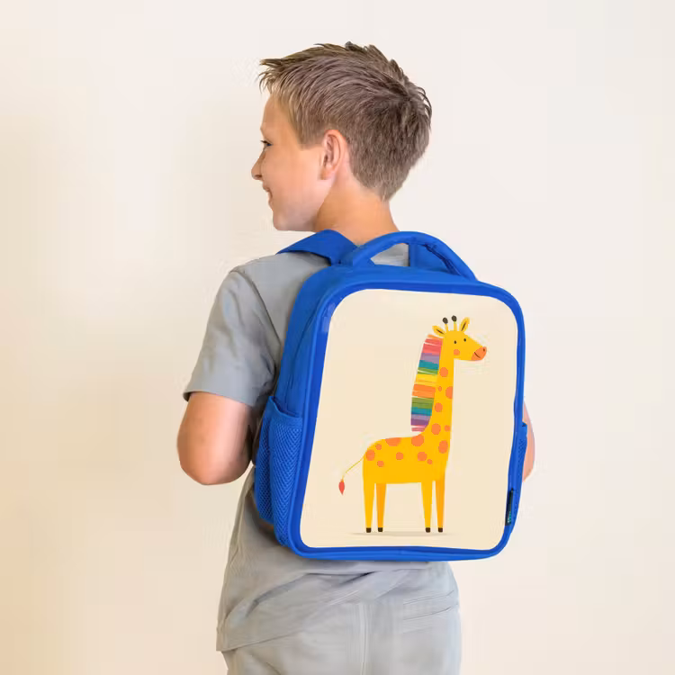 Giraffe - Regenboogmanen - Beige Kinderrugzak - Blauw middel -sfeer2