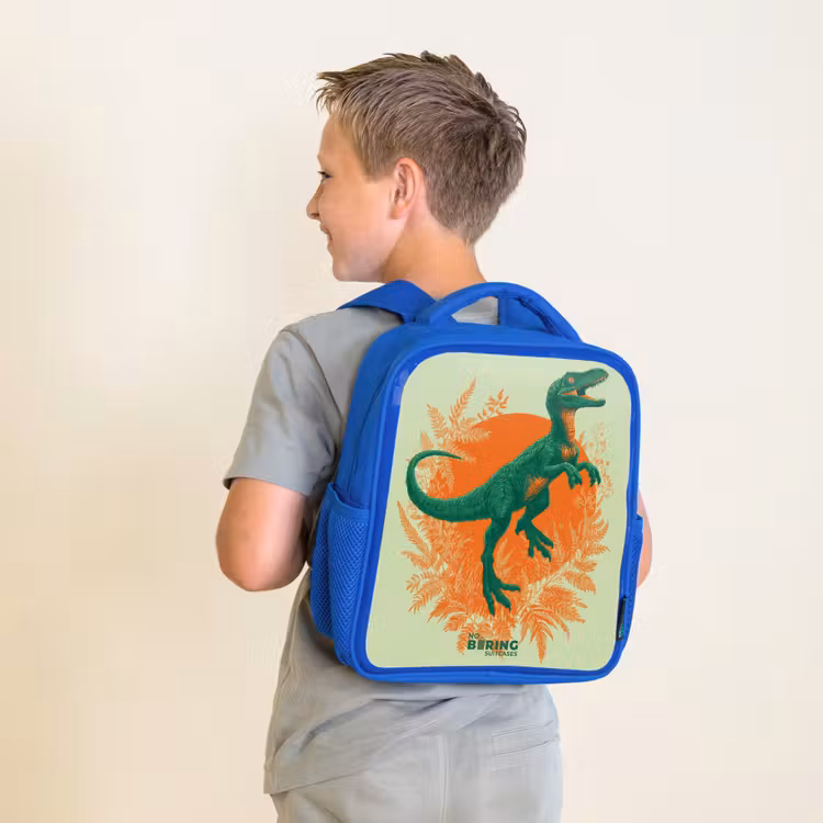 Groene dino tussen varens Kinderrugzak - Blauw middel -sfeer2