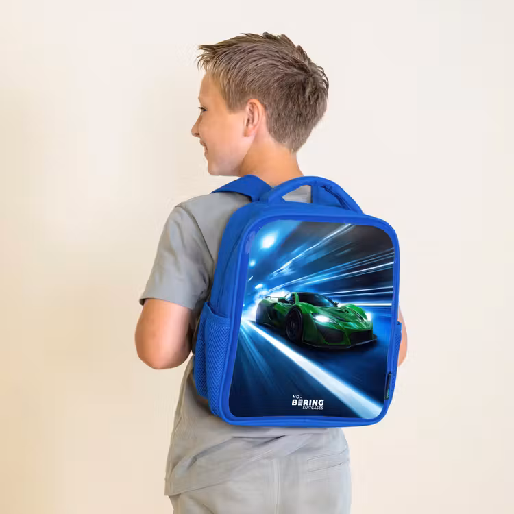 Groene supercar flitst door neonlicht Kinderrugzak - Blauw middel -sfeer2