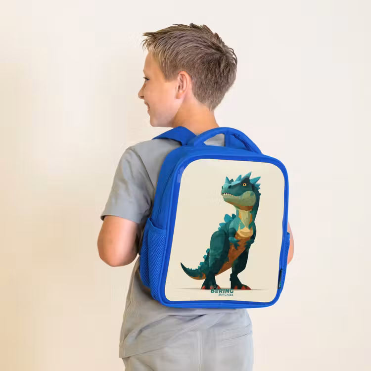 Gehoornde dino met scherpe blik Kinderrugzak - Blauw middel -sfeer2