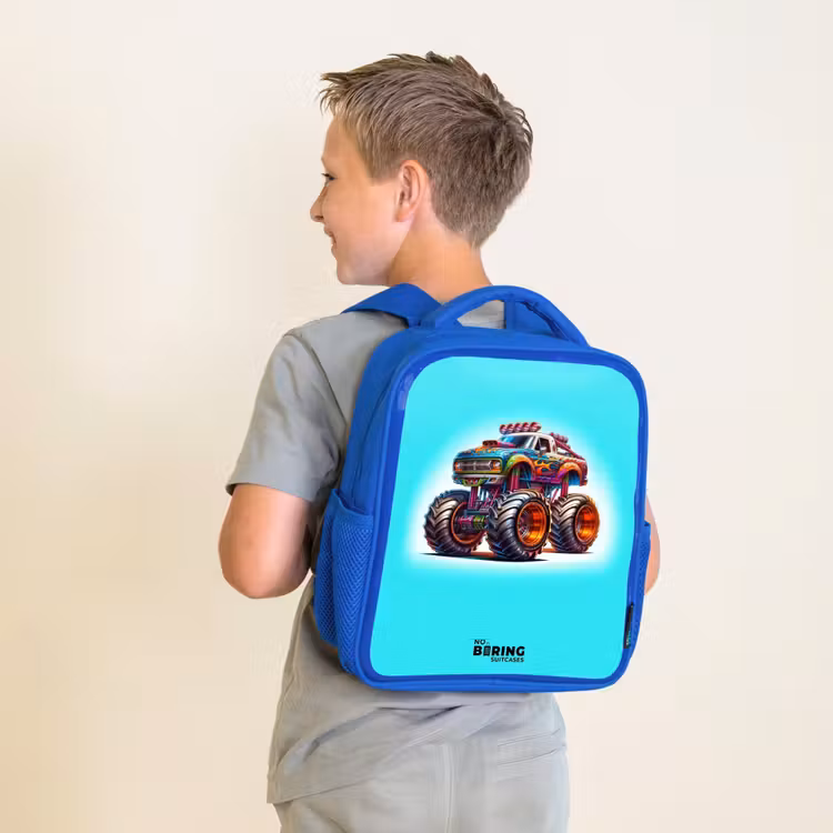Monstertruck op Lichtblauwe Achtergrond Kinderrugzak - Blauw middel -sfeer2