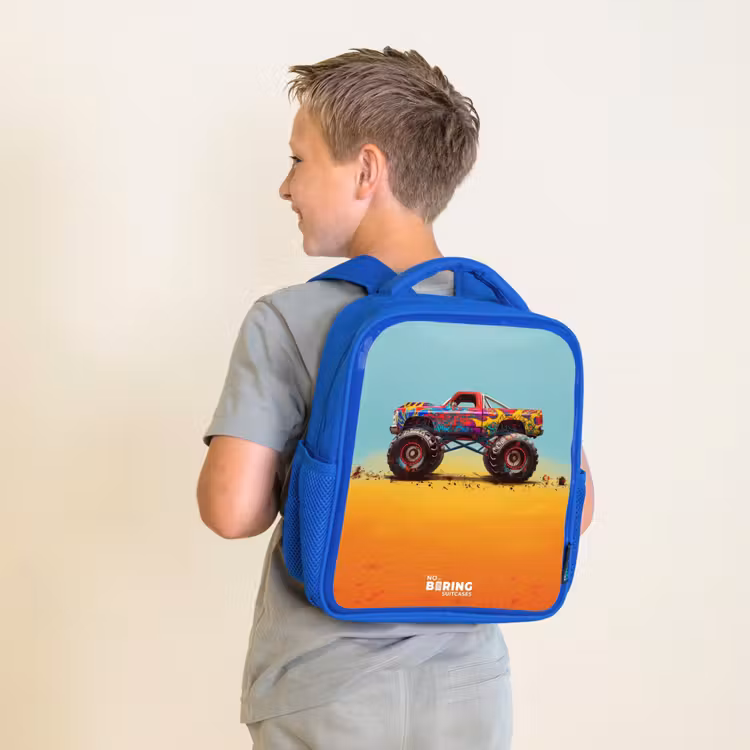 Monstertruck met Graffiti Print in het Zand Kinderrugzak - Blauw middel -sfeer2