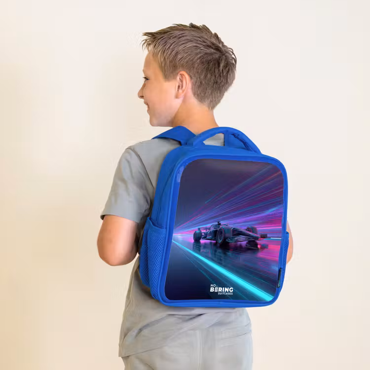 Neon - Raceauto - Lichtstrepen - Paars Kinderrugzak - Blauw middel -sfeer2
