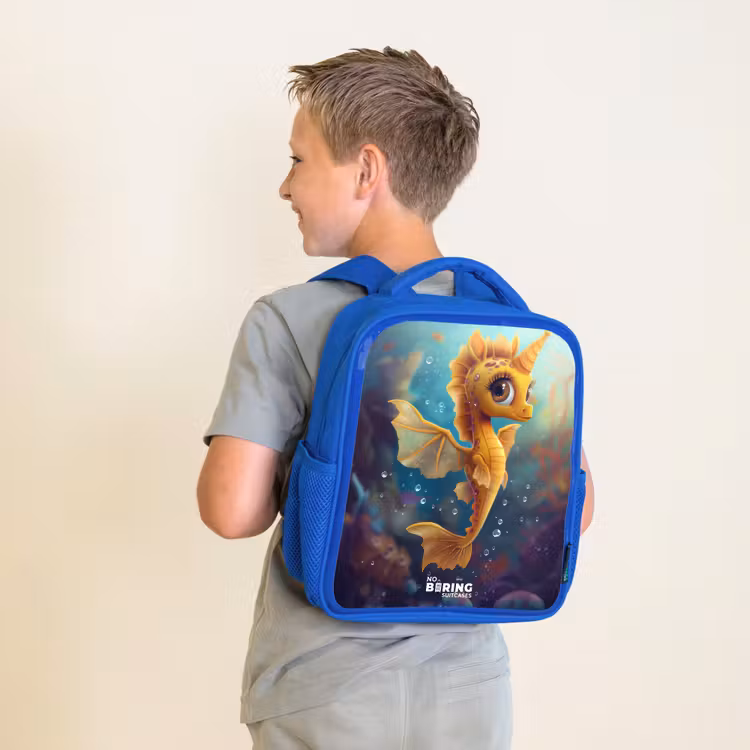 Oranje zeepaardje in het water Kinderrugzak - Blauw middel -sfeer2