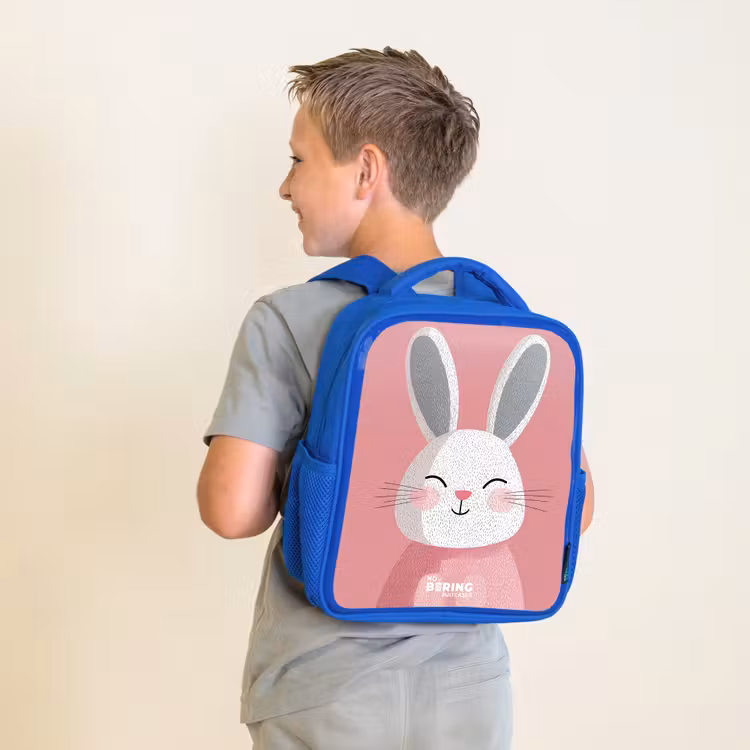 Roze - Konijn - Glimlach - Illustratie Kinderrugzak - Blauw middel -sfeer2