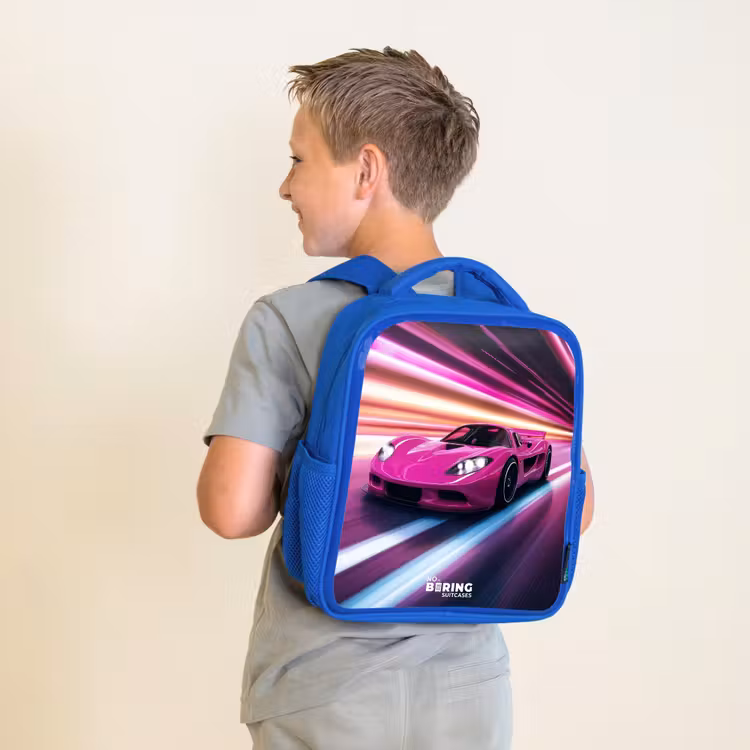 Roze raceauto flitst door neonlicht Kinderrugzak - Blauw middel -sfeer2