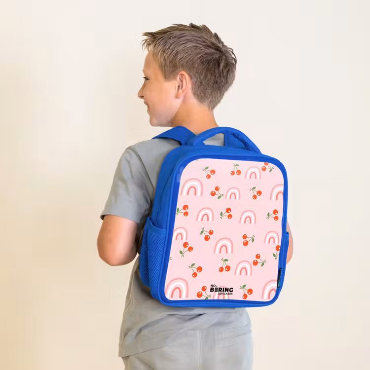 Roze met regenboog en kersen patroon Kinderrugzak - Blauw middel -sfeer2