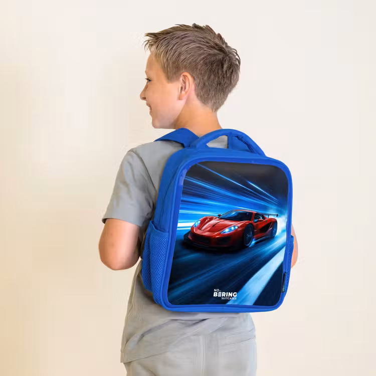 Rode racewagen in digitale snelheidswereld Kinderrugzak - Blauw middel -sfeer2
