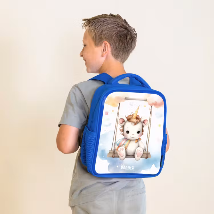 Schommelende baby eenhoorn Kinderrugzak - Blauw middel -sfeer2