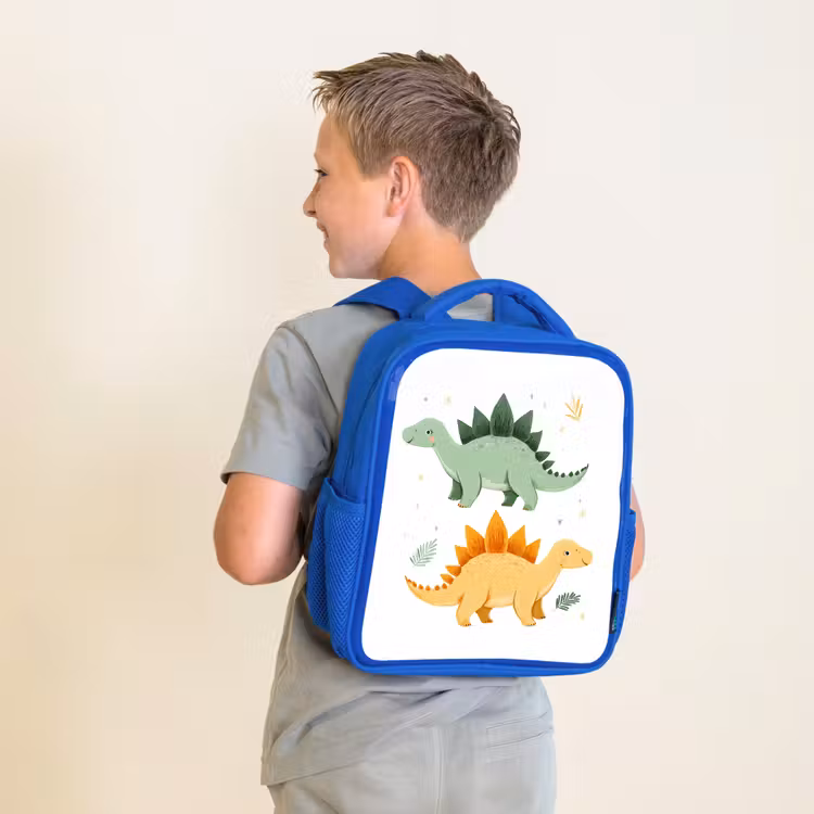 Sterren - Stegosaurussen - Blaadjes - Groen Kinderrugzak - Blauw middel -sfeer2