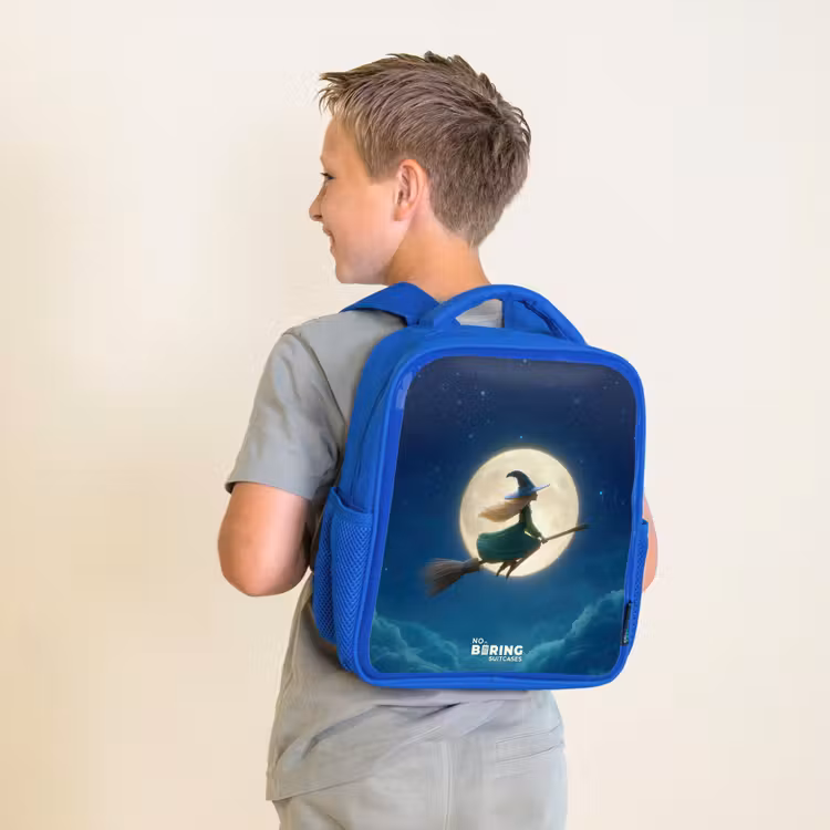 Heks in Maanlichtvlucht Kinderrugzak - Blauw middel -sfeer2