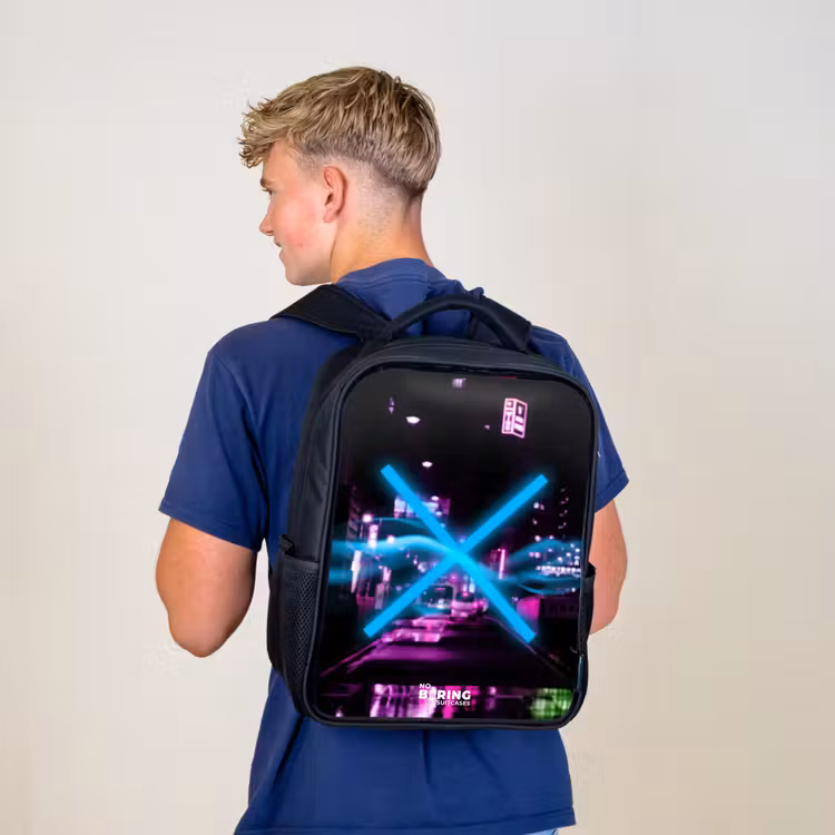 Felblauw kruis boven een nachtelijke straat Rugzak - Zwart middel -sfeer8