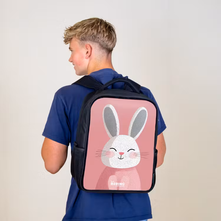 Roze - Konijn - Glimlach - Illustratie Rugzak - Zwart middel -sfeer8