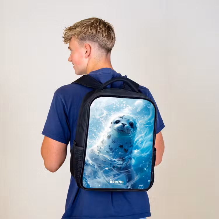 Witte zeehond in het water Rugzak - Zwart middel -sfeer8