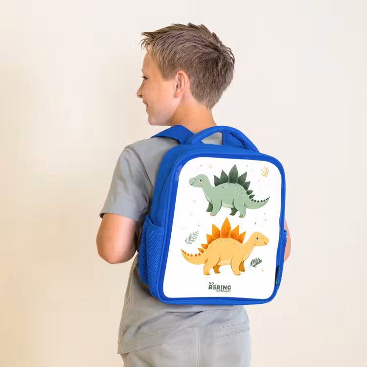 Vrolijke stegosaurusvrienden Kinderrugzak - Blauw middel -sfeer2
