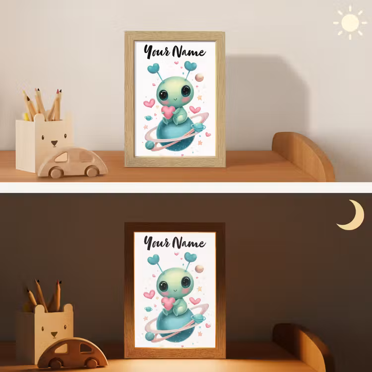 Ruimte - Wezen - Hartjes - Planeet Light Box met kabel (Kinderlampje) klein -sfeer3_kind