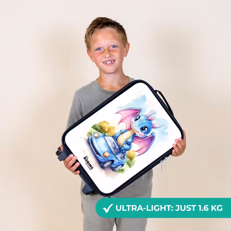 Baby draak op blauwe auto in bosrijk landschap Kinderkoffer - Zwart klein -sfeer4_UK