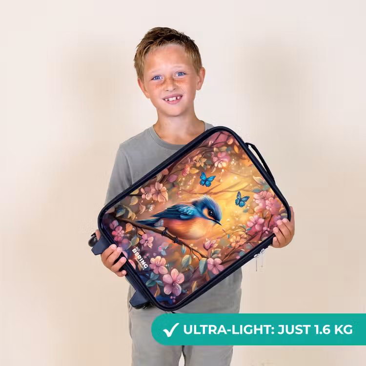 Vogel met vlinders in kleurrijk bos. Kinderkoffer - Zwart klein -sfeer4_UK