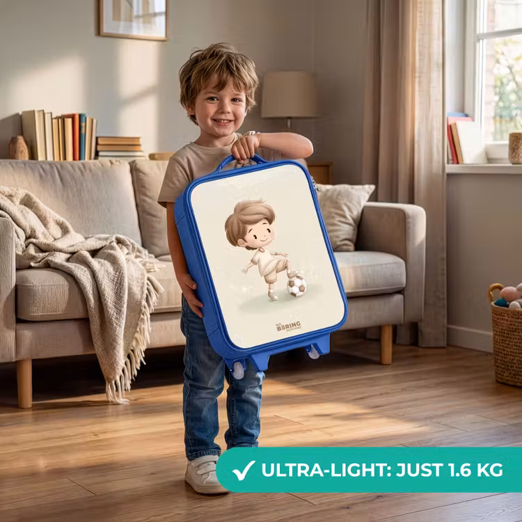 Jongen met een voetbal in bruine tinten Kinderkoffer - Blauw klein -sfeer2_EN