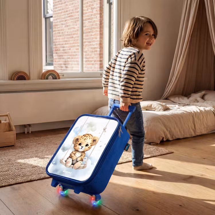 Cheeta welpje op een schommel in de wolken Kinderkoffer - Blauw klein -sfeer1