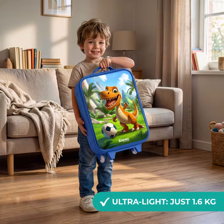 Dino met een voetbal in groen landschap Kinderkoffer - Blauw klein -sfeer2_EN